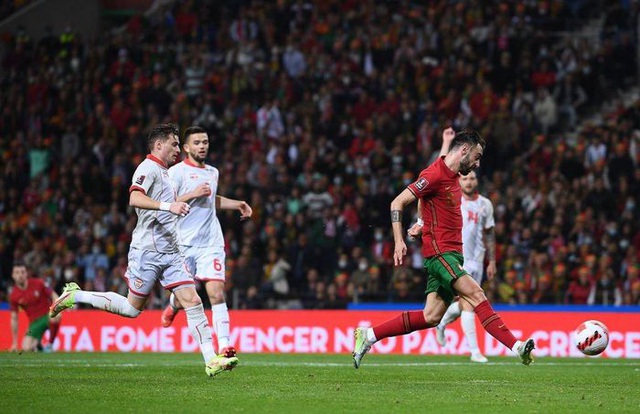 Bruno Fernandes scored twice, Portugal won the right to attend the 2022 World Cup Finals - Photo 4.