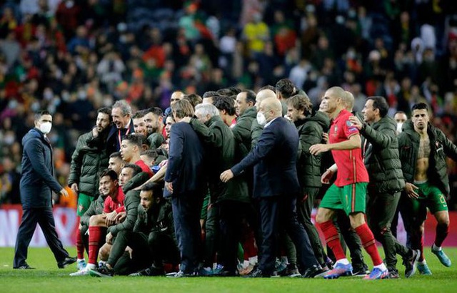 Bruno Fernandes scored twice, Portugal won the right to attend the 2022 World Cup Finals - Photo 5.