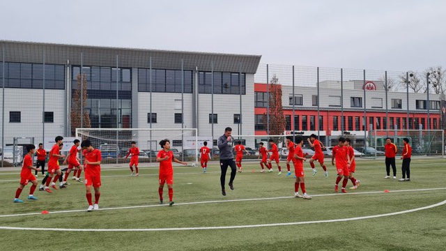 Đội tuyển U17 Việt Nam rèn bài tập đậm chất châu Âu, chuẩn bị đối đầu U16 Eintracht Frankfurt - Ảnh 1.
