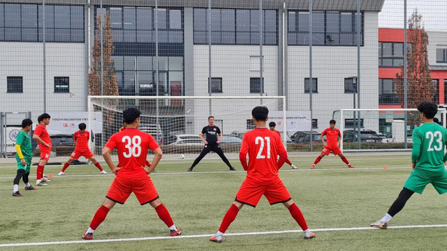 Đội tuyển U17 Việt Nam rèn bài tập đậm chất châu Âu, chuẩn bị đối đầu U16 Eintracht Frankfurt - Ảnh 5.