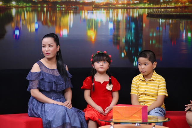 MC Ốc Thanh Vân rơi nước mắt trước lá thư của cậu bé 10 tuổi gửi ba - Ảnh 2.