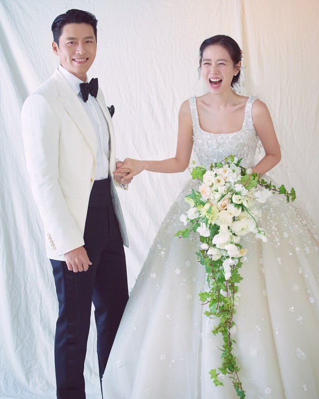 Hyun Bin - Son Ye Jin chính thức hé lộ ảnh cưới - Ảnh 1.