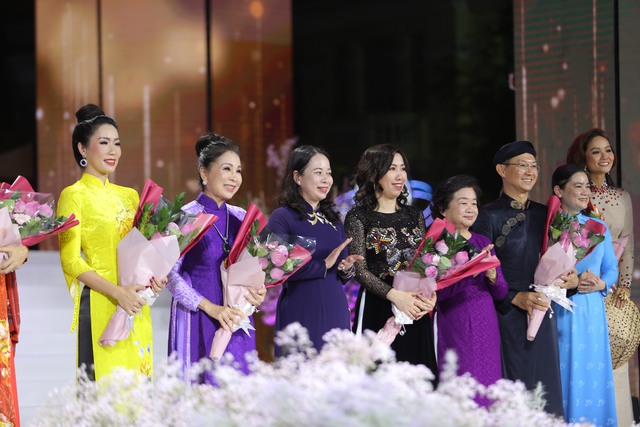 600 áo dài trình diễn tại Lễ khai mạc Lễ hội Áo dài Thành phố Hồ Chí Minh lần thứ 8 - Ảnh 4.