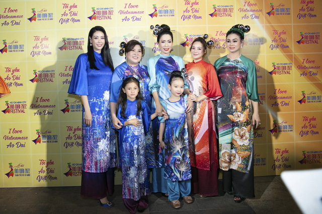 Lễ hội Áo dài 2022: Sao Việt hào hứng trình diễn bên gia đình - Ảnh 15.