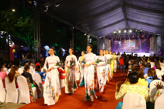 600 áo dài trình diễn tại Lễ khai mạc Lễ hội Áo dài Thành phố Hồ Chí Minh lần thứ 8 - Ảnh 2.