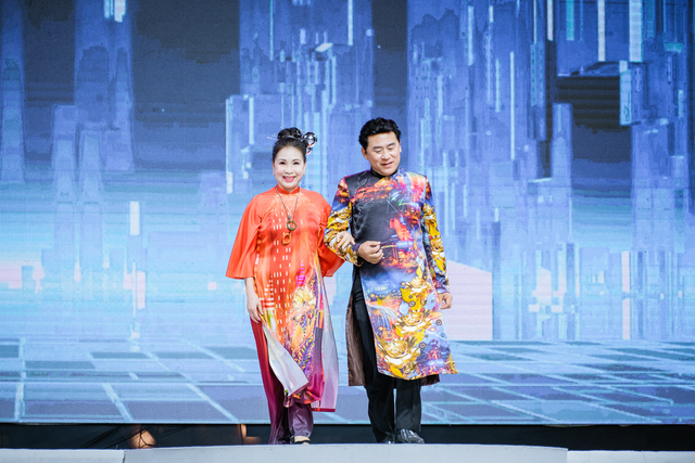Lễ hội Áo dài 2022: Sao Việt hào hứng trình diễn bên gia đình - Ảnh 10.