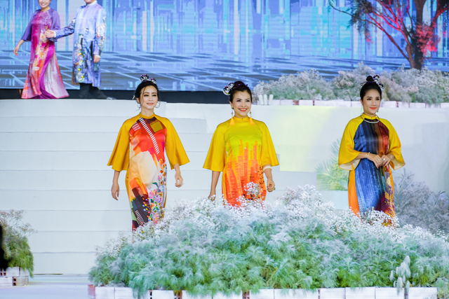Lễ hội Áo dài 2022: Sao Việt hào hứng trình diễn bên gia đình - Ảnh 8.