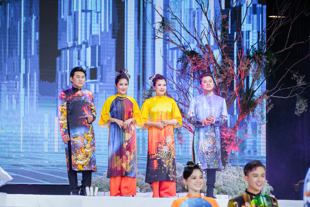 Lễ hội Áo dài 2022: Sao Việt hào hứng trình diễn bên gia đình - Ảnh 13.