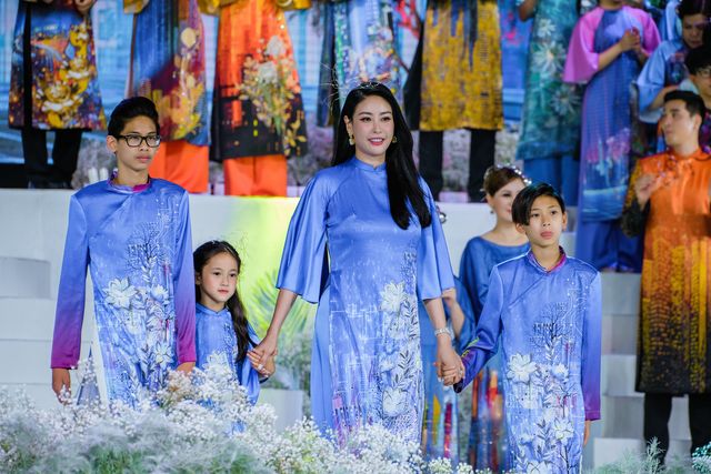 Lễ hội Áo dài 2022: Sao Việt hào hứng trình diễn bên gia đình - Ảnh 4.