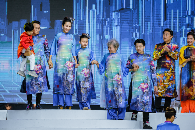 Lễ hội Áo dài 2022: Sao Việt hào hứng trình diễn bên gia đình - Ảnh 2.