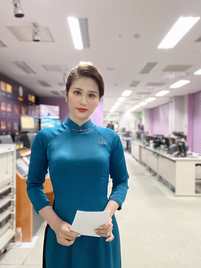 BTV Minh Trang trở lại bản tin Thời sự 19h - Ảnh 2.