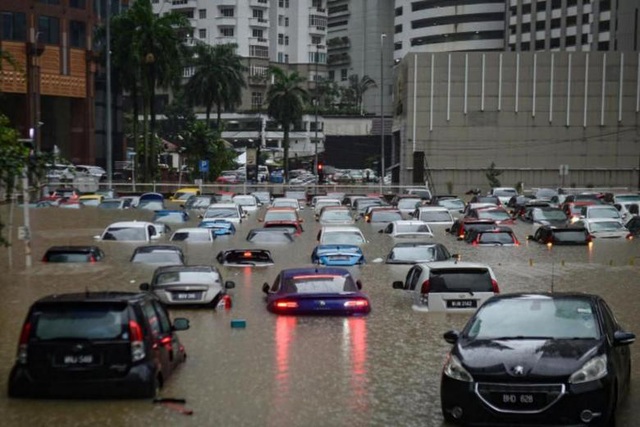 Mưa lớn gây ngập lụt nghiêm trọng tại thủ đô Malaysia - Ảnh 1.