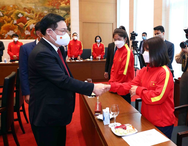Chủ tịch Quốc hội Vương Đình Huệ gặp mặt Đội tuyển bóng đá nữ Quốc gia - Ảnh 1.