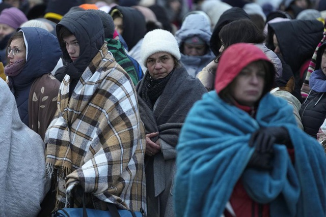 Những thường dân đầu tiên sơ tán qua hành lang an toàn ở Ukraine - Ảnh 1.