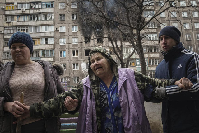 Hàng trăm nghìn cư dân Mariupol ở Ukraine khốn cùng, tuyệt vọng chờ được giải cứu - Ảnh 1.