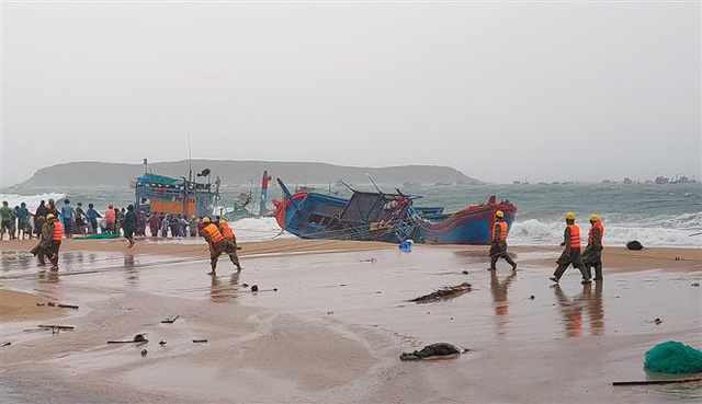 Làng biển Phú Yên nỗ lực khắc phục hậu quả thiên tai - Ảnh 4.