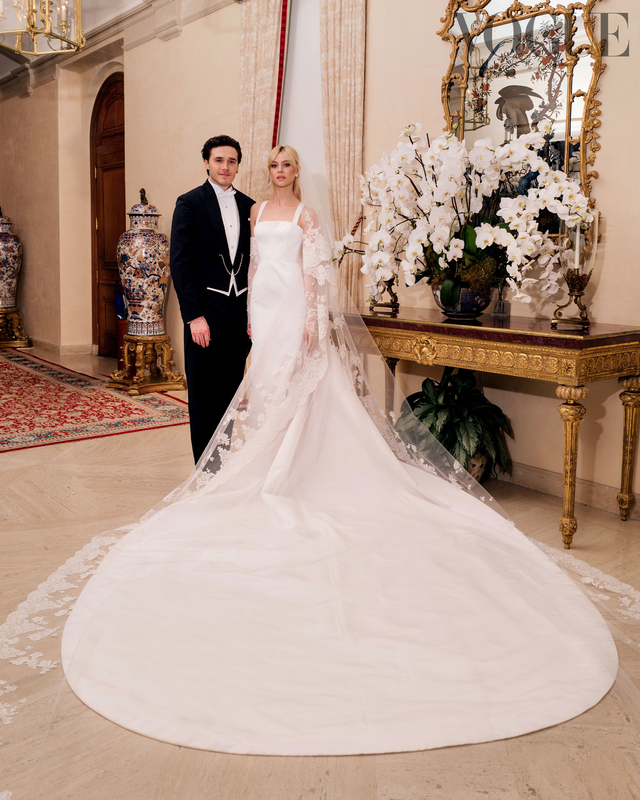 Váy cưới của con dâu David Beckham - Như một tác phẩm nghệ thuật - Ảnh 1.