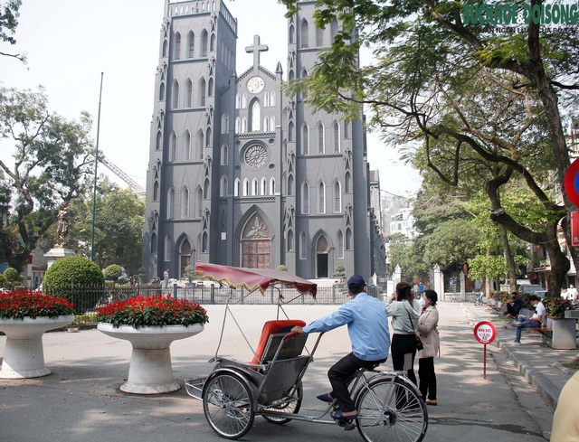 Nhà thờ Lớn ở Hà Nội bất ngờ thay áo mới khiến nhiều người ngỡ ngàng - Ảnh 3.