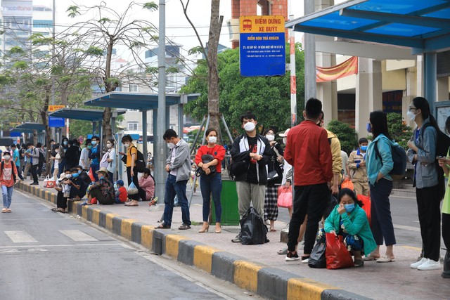 Sau kỳ nghỉ lễ, một số tuyến đường Hà Nội ùn tắc cục bộ - Ảnh 11.