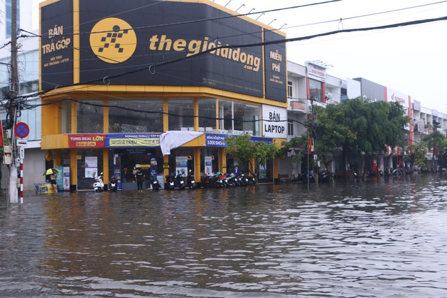 Mưa lớn gây ngập nặng nhiều tuyến đường thành phố Bạc Liêu - Ảnh 4.