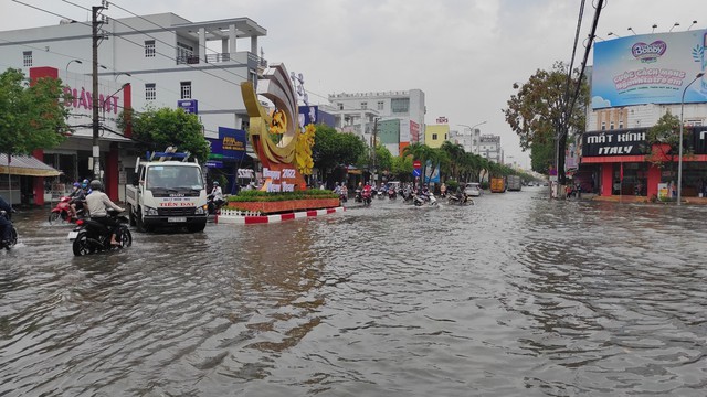 Mưa lớn gây ngập nặng nhiều tuyến đường thành phố Bạc Liêu - Ảnh 3.