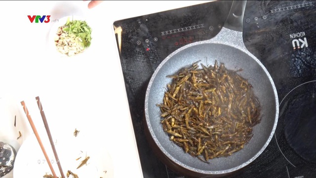 Make your own crispy fried flying shrimp with strange sour bamboo shoot juice - Photo 2.