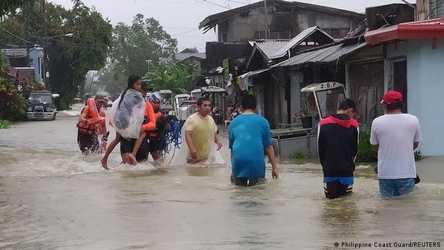 Philippines khẩn trương tìm kiếm người mất tích sau bão Megi - Ảnh 1.