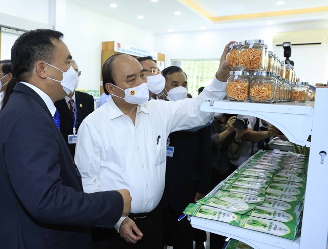 Chủ tịch nước thăm Khu Nông nghiệp công nghệ cao TP Hồ Chí Minh - Ảnh 2.