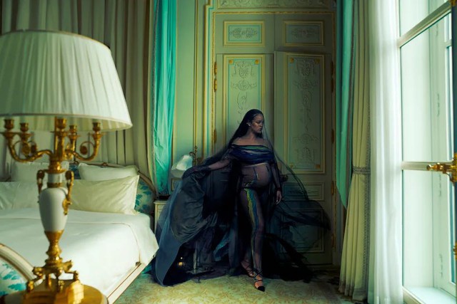 Rihanna thả dáng với bụng bầu trên Vogue - Ảnh 4.