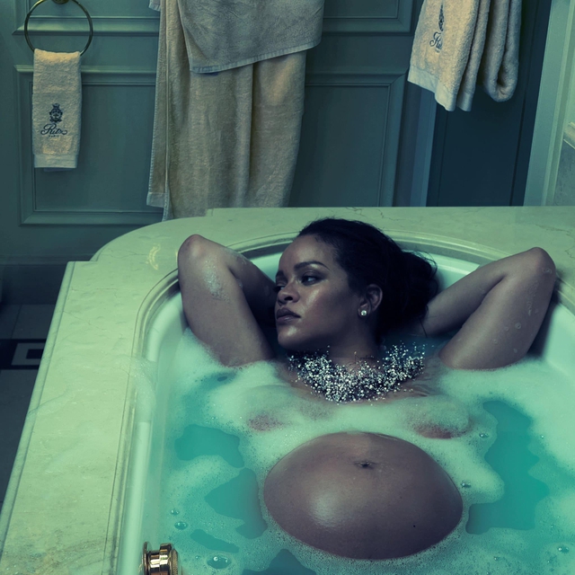 Rihanna thả dáng với bụng bầu trên Vogue - Ảnh 2.