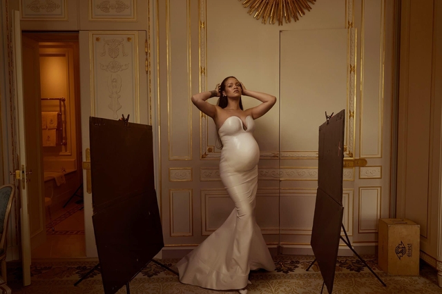 Rihanna thả dáng với bụng bầu trên Vogue - Ảnh 3.