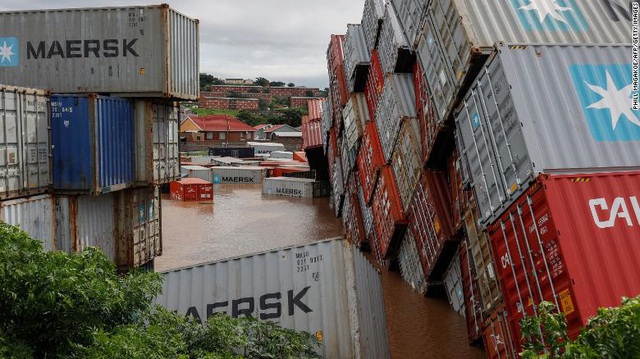 Lũ lụt, sạt lở đất nghiêm trọng ở Nam Phi khiến hơn 300 người thiệt mạng - Ảnh 1.
