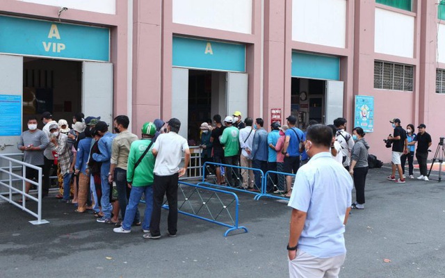 Fans line up to buy tickets for the match between Hoang Anh Gia Lai and the AFC Champions League 2022 - Photo 1.