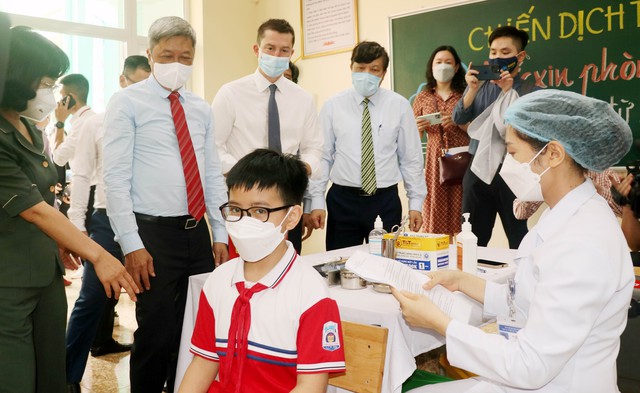 Gần 200 trẻ từ 5 - dưới 12 tuổi đầu tiên ở Việt Nam tiêm vaccine phòng COVID-19 - Ảnh 2.