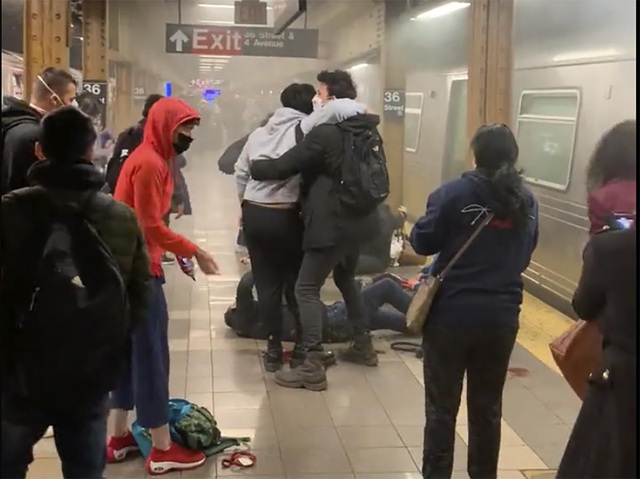 Nghi phạm nổ súng trên tàu điện ngầm ở New York: Các luật sư yêu cầu giám định tâm thần - Ảnh 1.