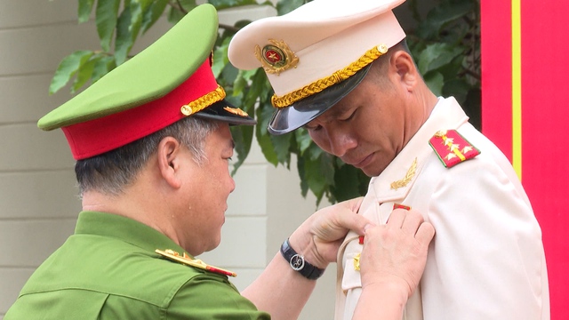 Đại úy Thái Ngô Hiếu được trao Huân chương Dũng cảm - Ảnh 2.