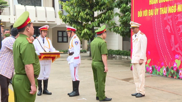 Đại úy Thái Ngô Hiếu được trao Huân chương Dũng cảm - Ảnh 1.