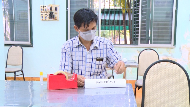Cận cảnh công tác chuẩn bị tiêm vaccine phòng COVID-19 cho trẻ em ở TP Hồ Chí Minh - Ảnh 1.