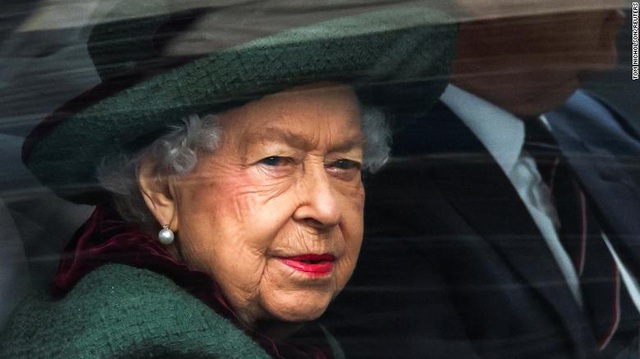 Queen Elizabeth did not attend the Easter Sunday ceremony at Windsor Castle - Photo 1.