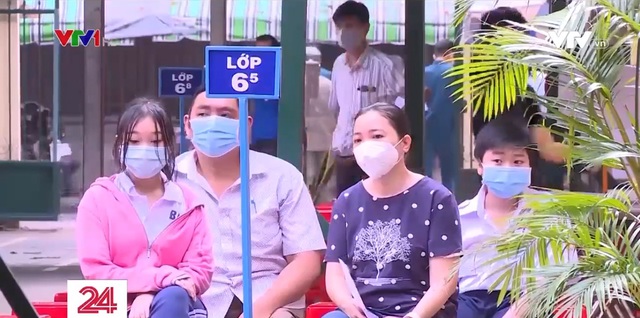 TP Hồ Chí Minh phân luồng một chiều, trực cấp cứu đảm bảo an toàn tiêm vaccine cho trẻ em - Ảnh 1.