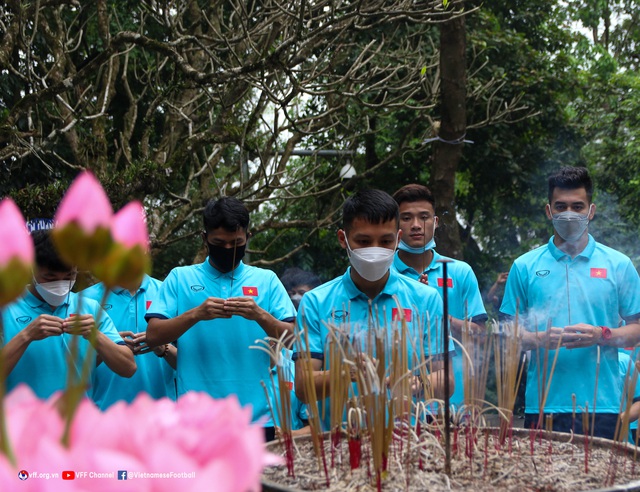 Đội tuyển U23 Việt Nam dâng hương tưởng niệm các Vua Hùng - Ảnh 3.