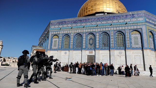 Người Palestine đụng độ với cảnh sát Israel tại thánh địa Jerusalem, hơn 150 người bị thương - Ảnh 4.