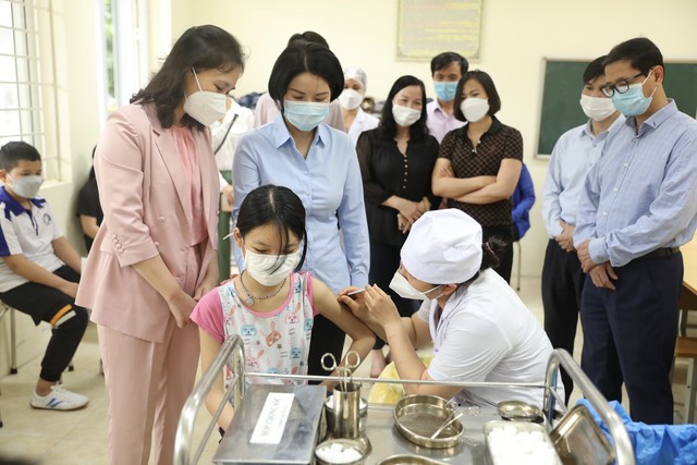Ngày đầu tiên Hà Nội tiêm vaccine phòng COVID-19 cho trẻ dưới 12 tuổi - Ảnh 7.