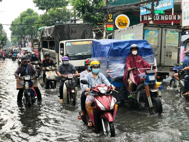 Mưa như trút, nhiều tuyến đường TP Hồ Chí Minh và Bình Dương ngập nặng - Ảnh 5.