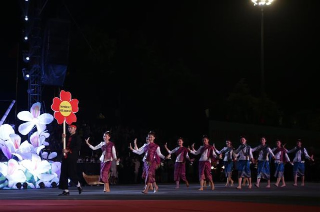 Đa sắc màu Carnaval diễn diễu đường phố tại Lai Châu - Ảnh 4.