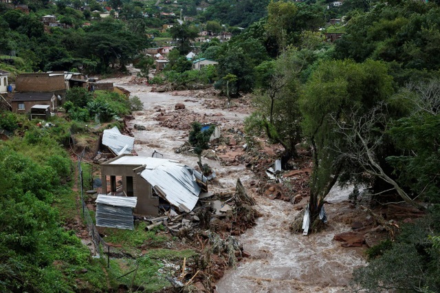 Số nạn nhân tử vong do lũ lụt ở Nam Phi tăng lên 443, nhiều người vẫn mất tích - Ảnh 1.