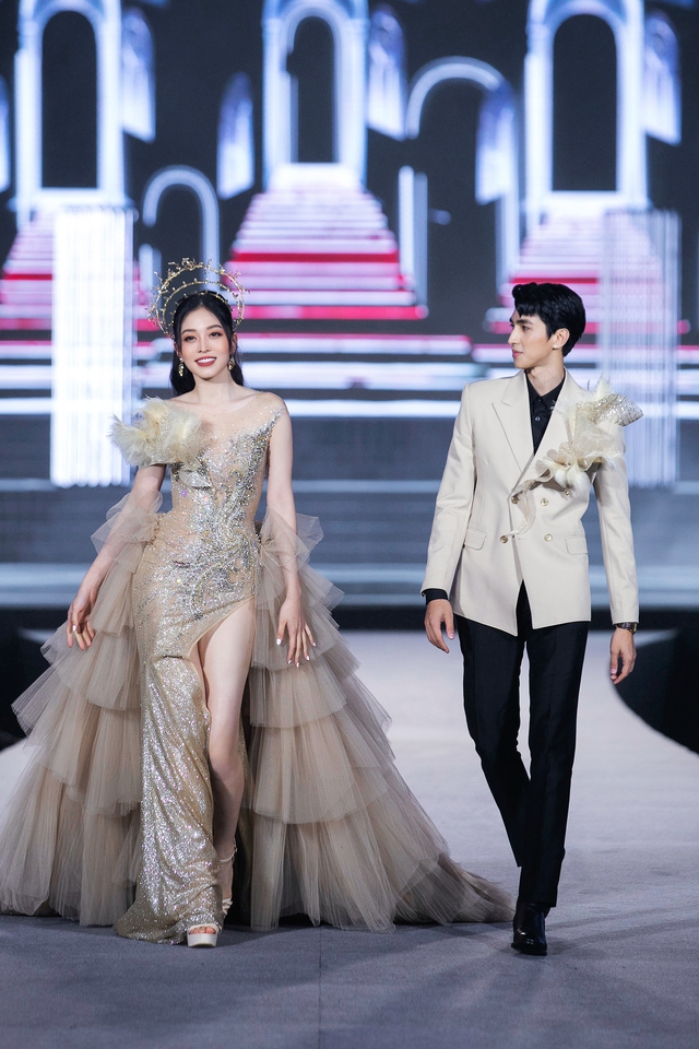 Hoa hậu Lương Thùy Linh bước xuống từ xe ngựa hút mọi ánh nhìn - Ảnh 12.