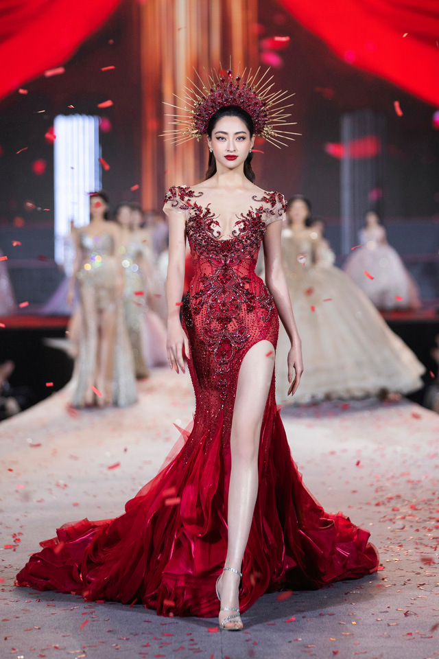 Hoa hậu Lương Thùy Linh bước xuống từ xe ngựa hút mọi ánh nhìn - Ảnh 16.