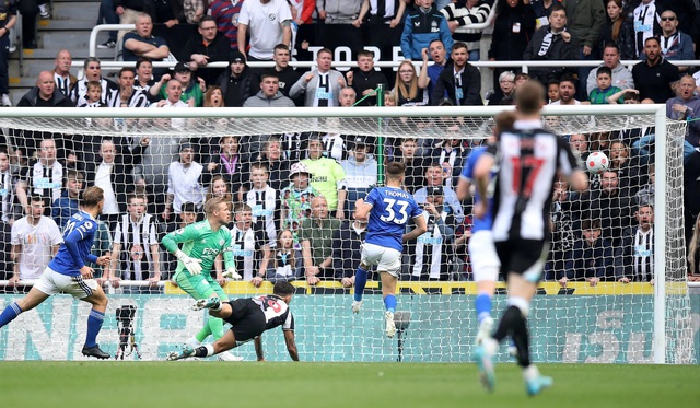 Newcastle ngược dòng thắng Leicester ở phút bù giờ - Ảnh 3.