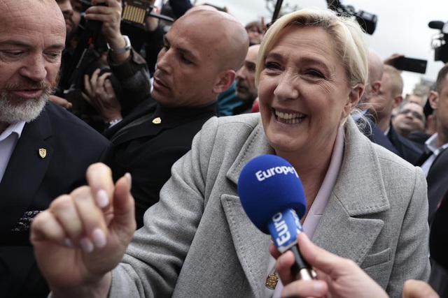 Thăm dò ý kiến trước bầu cử Tổng thống Pháp: Ông Macron dẫn trước bà Le Pen - Ảnh 1.